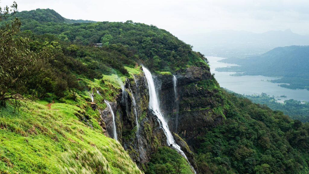 Driving route through the scenic Western Ghats connecting Mumbai to Igatpuri