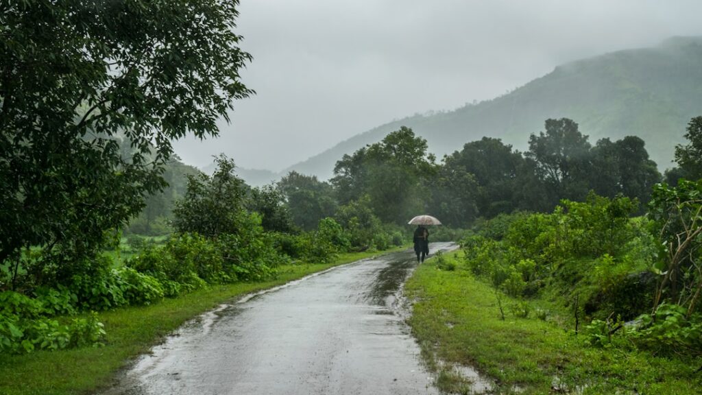 Scenic Mumbai to Igatpuri highway drive through misty Kasara Ghat mountains